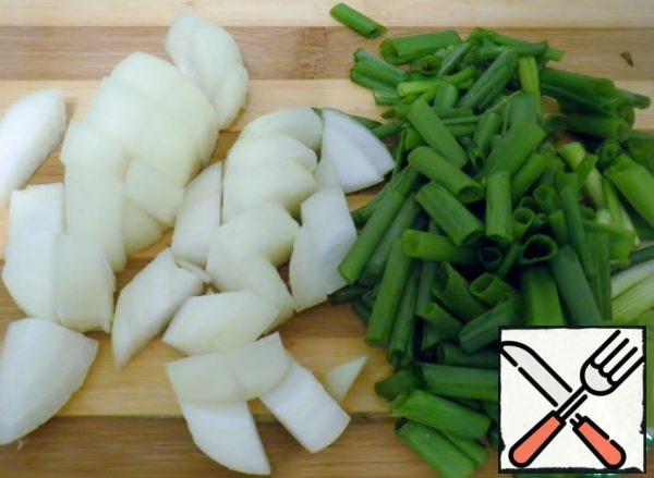 Wash and dry the onions well. Chop the green onions. It is possible not to grind, it is necessary for us only for convenience and speed.