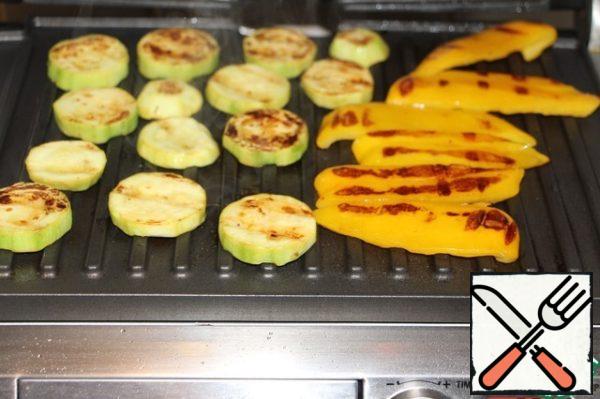 Fry all vegetables in turn on the grill.