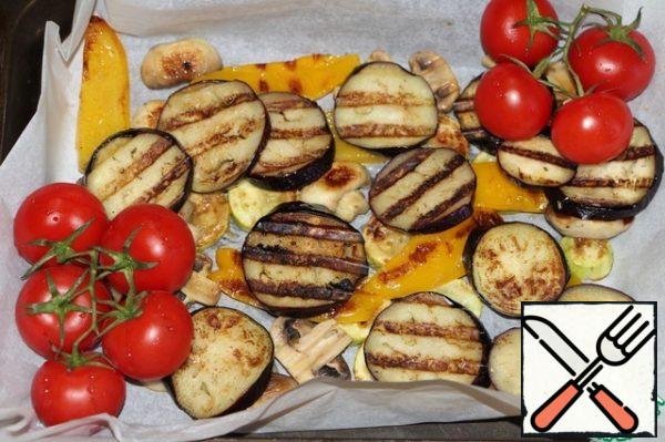 Place the grilled vegetables on a baking sheet. Tomatoes chop with a fork. Drizzle with marinade in which the veggies and the mushrooms were marinated. Put in a preheated 200 degree oven for 10 minutes.