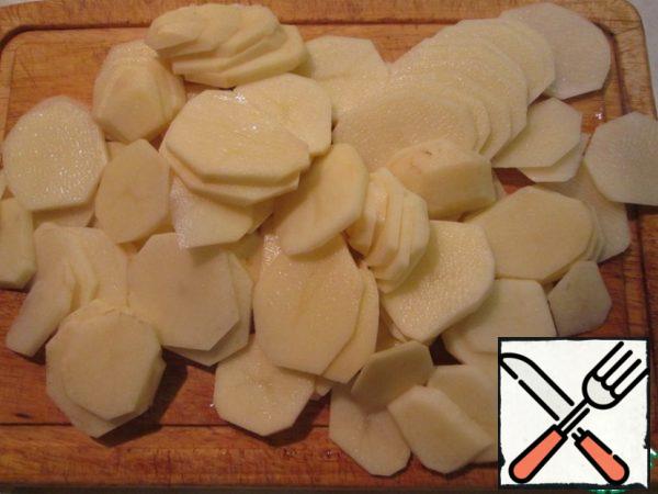 Wash potatoes, peel, cut very thinly.