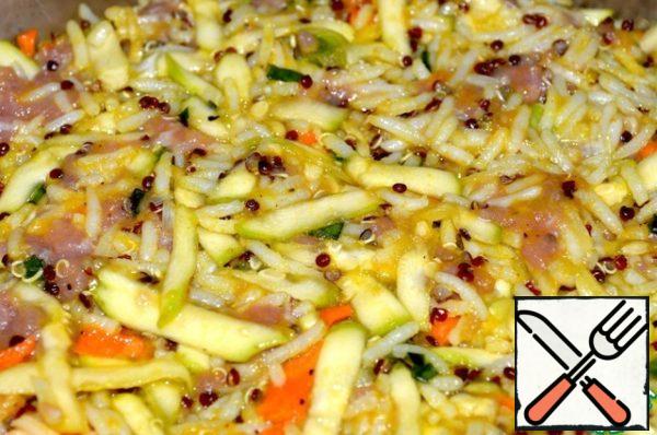 Add minced meat and egg to the lean part of the mass, mix well.
