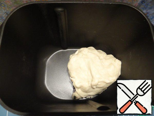 The bucket is placed in a bread maker and turn on the kneading mode.