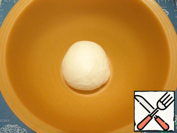 When the dough is kneaded, shift it into a bowl, cover with film.