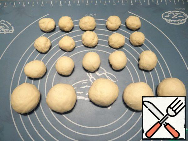 Now the dough should be divided into pieces, I weigh them, but you can divide the dough by eye. Divide the dough so the 10 pieces of 12 grams (it's ears), 5 pieces 20 g ("rim" cheesecake), the rest of the dough divide into 5 equal parts - about 47 g (the bottom of the cheesecake). Pieces of dough cover with film and give them a rest for 10-15 minutes.