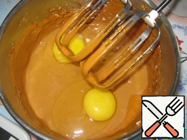 Add the eggs and beat again with a mixer.
