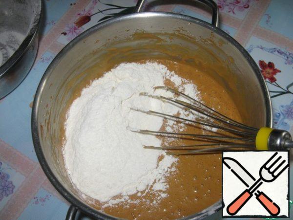Add the soda quenched with vinegar, add the flour and knead the dough.