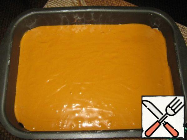Pour the dough into the mold, I have a mold size of 18 x 25 cm.
