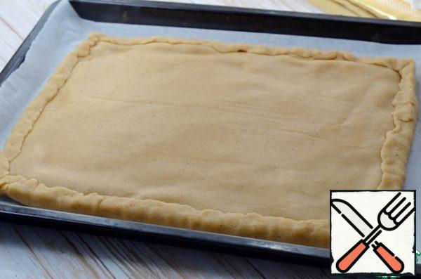 The remaining dough is rolled out on baking paper a little smaller than the first piece of dough.
Transfer it to the cake with boiled condensed baking paper up, remove the paper.
Pinch the edges.
Bake in a preheated 180 degree oven for 15-20 minutes.
When it starts to blush-ready.