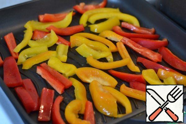 Peppers cut into cubes, salt and sprinkle with sunflower oil.
Spread on a hot frying pan for grilling.
Grill for 3 minutes. Uploaded in a separate a bowl.