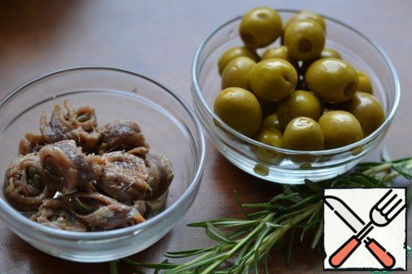 Prepare olives and anchovies.
Put in a salad.