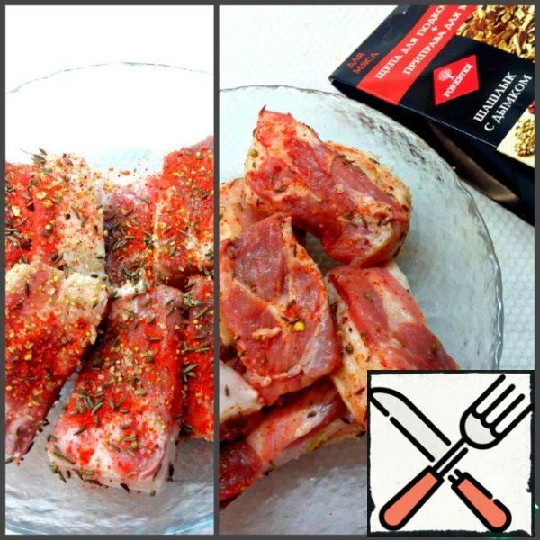 Ribs of the wash, get wet paper towel. Cut between ribs. Sprinkle with a mixture of spices, red hot pepper and cumin. Carefully RUB the spices into the ribs. I use seasoning for meat for shish kebab with smoke. The set includes spices for meat and a separate bag with beech and alder.