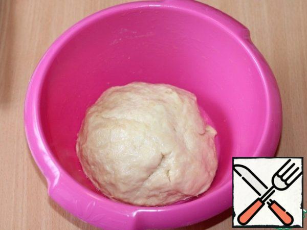 Add the sifted wheat flour and knead the dough.
Cover the bowl with the dough with cling film and put in a warm place to lift 2 times.