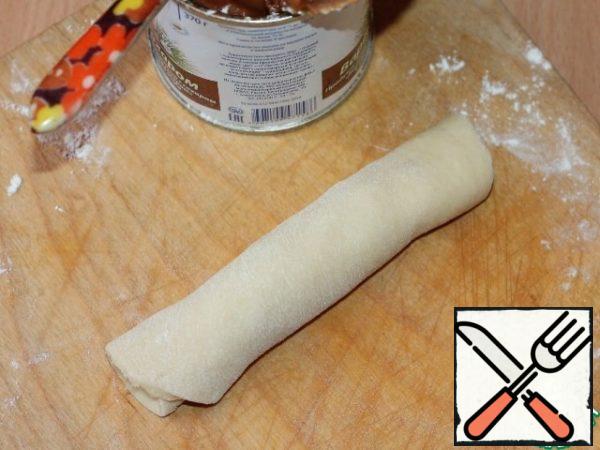 Roll of a circle and roll the ends to secure.
All the trim dough put in a bowl and under a towel.