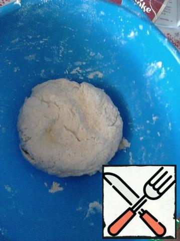 Add egg, cold water, knead the dough.
Collect the dough into a ball.