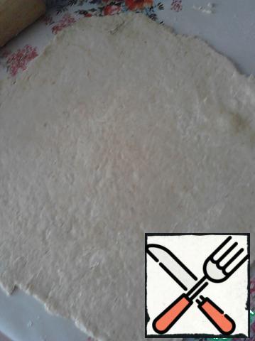 Roll out the dough into a thin layer 3 mm thick.
