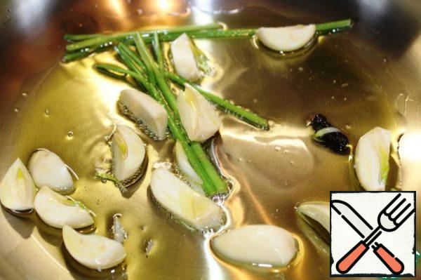 Fry in oil sliced large pieces of garlic and two or three stalks of parsley until a delicious flavor. Then remove from the oil.