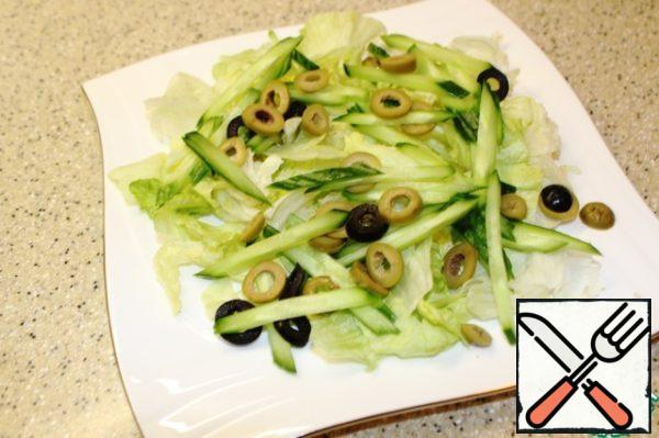 On a dish to lay out the vegetable part, and it gets torn leaf of iceberg lettuce ( I have two servings - two leaves), olives.