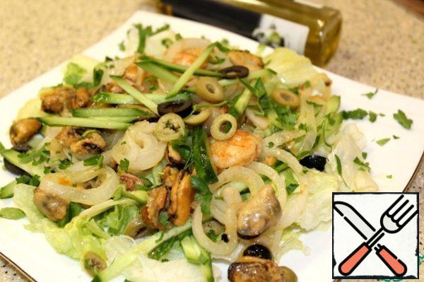 Vegetables to lay out the seafood, sauteed with onions and butter in which they have been fried, sprinkle with herbs. 