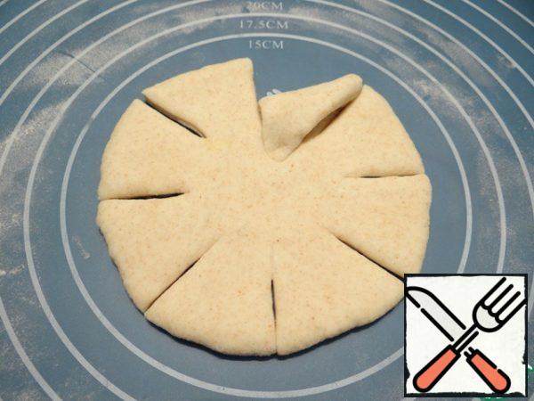 I bend first one piece of dough, forming a triangle, as in the photo.