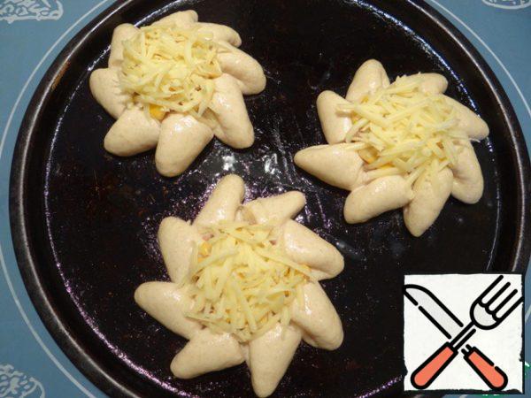 Sprinkle the filling with cheese.