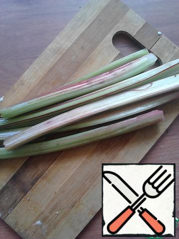 Rinse the rhubarb stalks and dice them.
