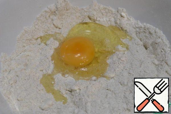 Sift two types of flour, add salt, sugar, chop quickly with butter into small crumbs, add milk and egg.