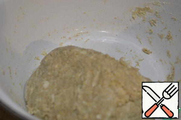 Quickly knead the dough and put it in the refrigerator for 30 minutes while the filling is being prepared.
