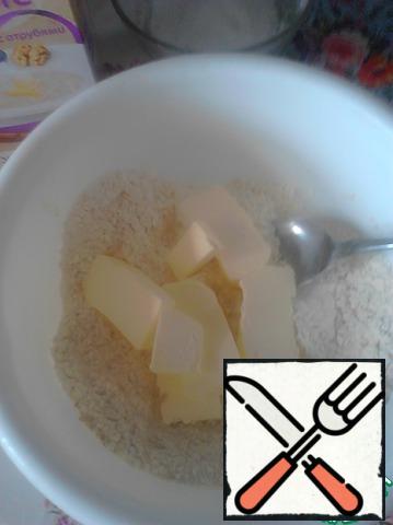 Add oat flakes with bran and sugar to the sifted flour. Stir.
Add chilled butter, diced.