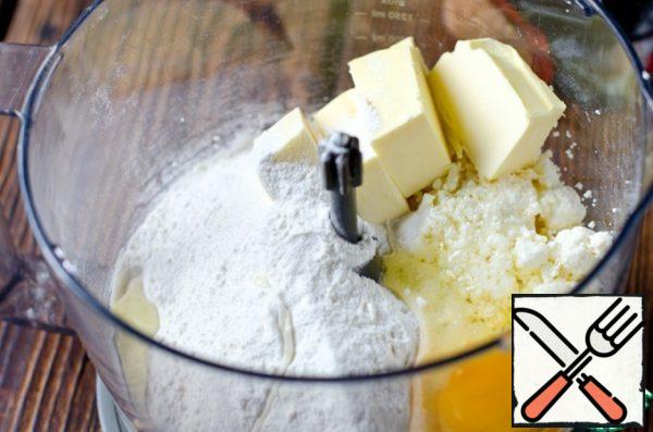 For the dough put in blender the cheese, butter, flour, egg and a pinch of salt.