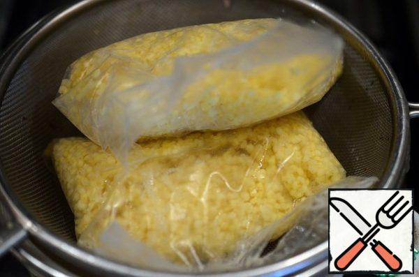 Boil the millet until half cooked for 7 minutes.
Let the water drain.
