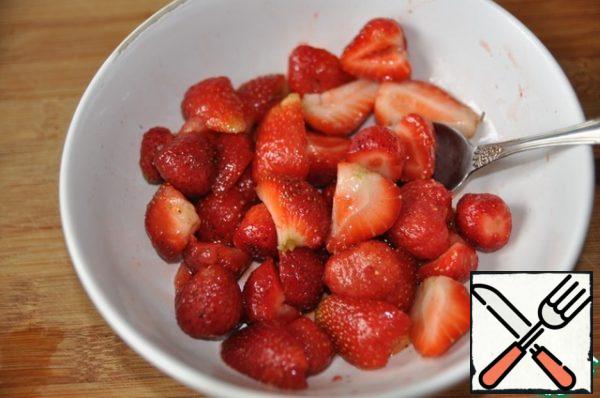 Cut strawberries arbitrarily, marinate in honey and balsamic vinegar.
Set aside to infuse.