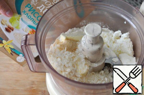 We prepare the dough. Put cold butter, sour cream, salt, sugar, flour, rice flakes in the blender bowl. I have frozen sour cream.
Mix everything together.
