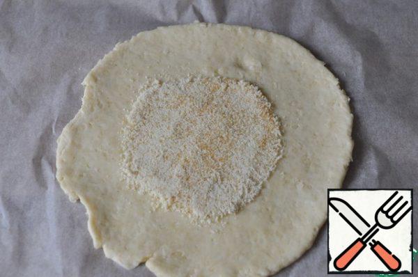 In the middle of the dough, pour almond flour mixed with sugar.
