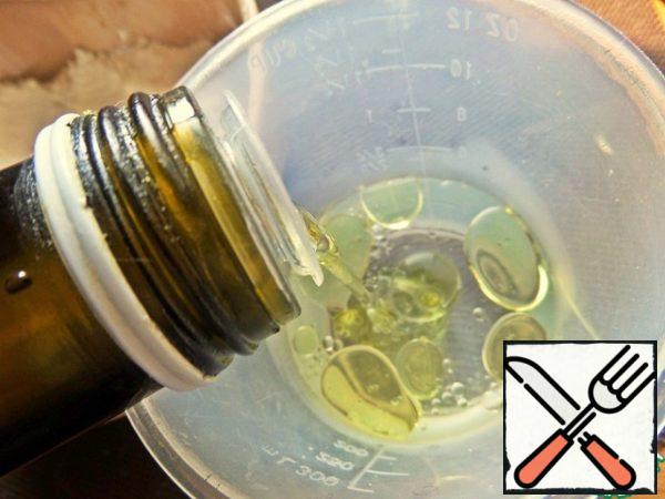 In water at room temperature, pour in the oil.