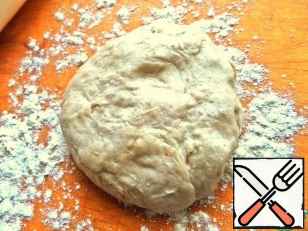 Next, knead the dough on a floured Board and leave the bun to lie covered for about half an hour or longer.
