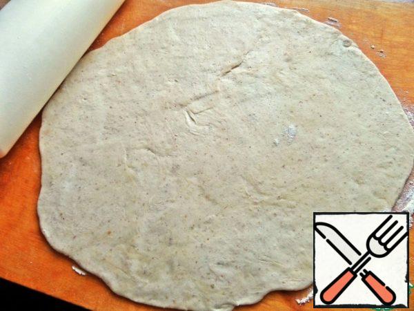 Then roll out thin dough.
The dough is elastic and obedient, smells nice.