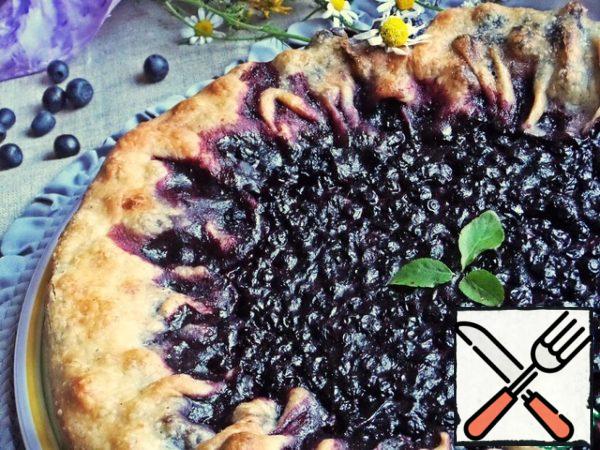 When it cools down, transfer the galette on a large flat plate.
Fragrant dough is mixed with the aroma of berries... and so I want to try quickly!