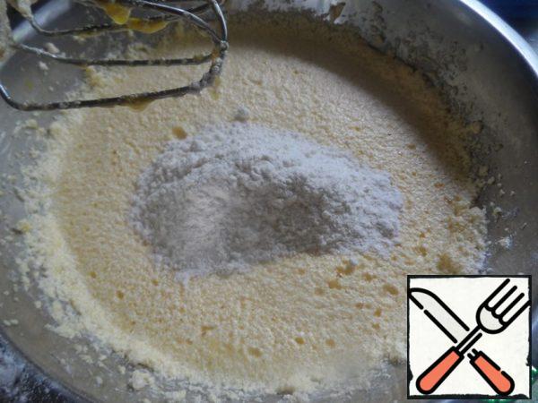 Gradually pour the flour with baking powder.