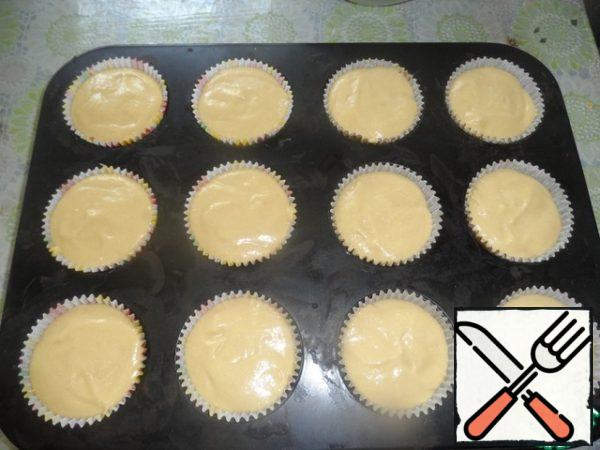 Put the dough on top of condensed milk, do not put the dough to the edges of the form, and then swim away. Put the dough in a preheated oven (180 degrees). And bake until tender.
