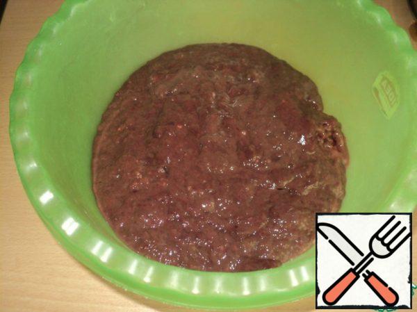 Cut the liver into pieces and pass through a meat grinder.
