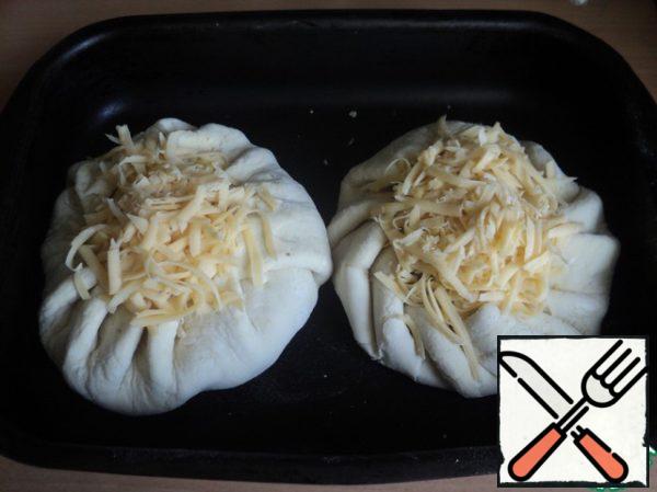 Roll out the puff pastry, put the filling in the middle. Roll out the dough in a circle. Sprinkle with grated cheese. Let the galette stand for a while (15 minutes) and bake at 200 degrees for 25-30 minutes.
