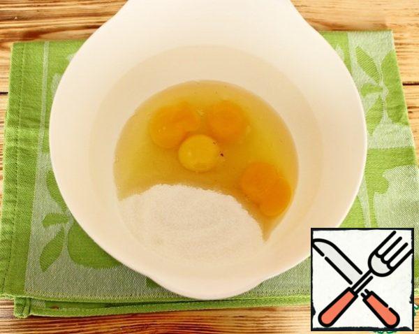 Beat eggs with sugar in a lush mass.