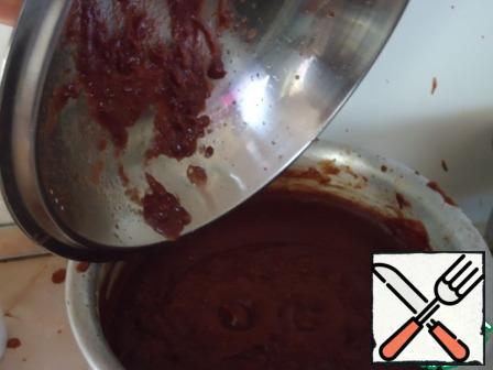 Here is not a sin to use the lid. Jam "spits" with terrible force. Do not forget to stir, gently lifting the lid. Boil just 30 minutes and roll up.