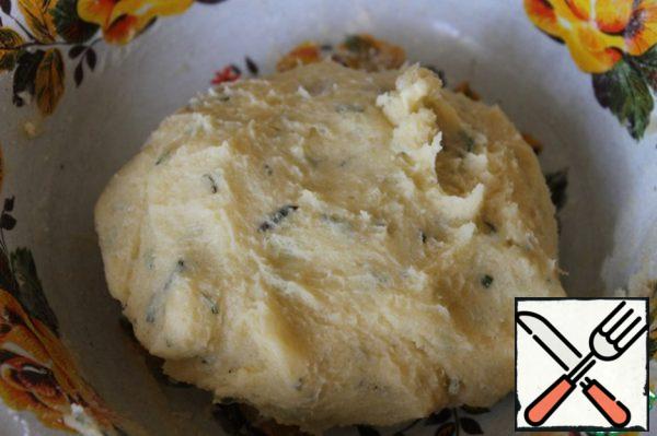 For the base, mix 125 g of softened butter, 80 g of flour, 45 g of sugar, egg, 2-3 sprigs of rosemary (chop only the needles), a pinch of salt.
The finished dough is placed in the refrigerator for 30 minutes.
