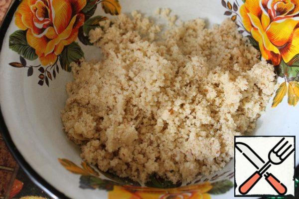 For the streusel, rub with your fingers 30 g of flour, 45 g of sugar, 30 g of almonds (chop not very finely), 15 g of softened butter.
