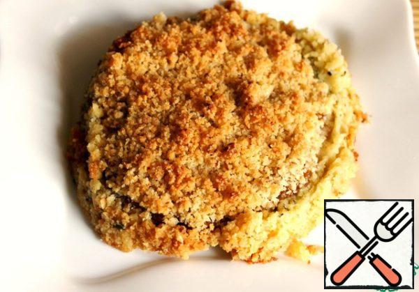 Fall asleep with streusel and bake in a preheated oven at 180 degrees for 20 minutes.