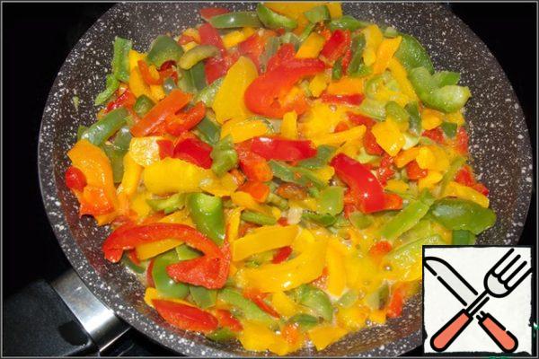 To begin, fry in a spoon of mustard (you can take olive or simple sunflower) Bulgarian pepper oil. If you want to - take the fresh, cut into strips. I had frozen. Fry briefly-minutes 7-8. Then transfer the pepper to a plate to cool. Don't forget to add salt.