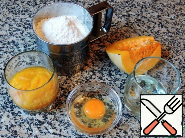 Mix the ingredients for the dry dough: sifted flour, baking soda, 3 pinches of salt. And liquid: pumpkin puree (chilled), butter, egg (separate a little yolk for lubrication).
