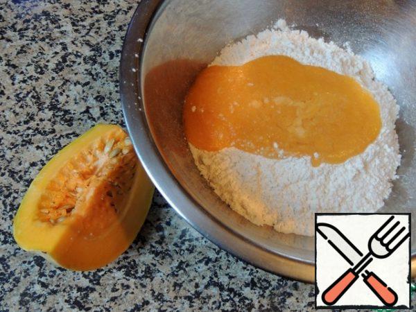 In a large bowl, mix the ingredients for the dough: first with a spoon, then with your hands. It turns out a very soft non-sticky dough of a beautiful color.
