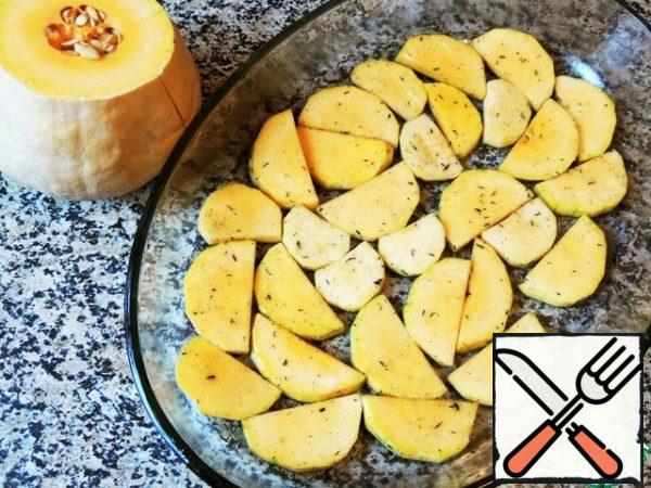 For the filling: purified pumpkin cut into slices half piece thickness. Pour vegetable oil, salt, pepper, add dried thyme (it, in my opinion, is particularly suitable for pumpkin). Mix well, put in one layer in a form and bake until half-cooked (7-10 minutes).